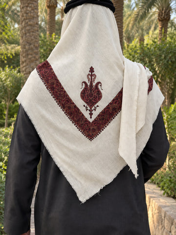 Ghutrah yéménite Al-Haybah — Ivoire · Motif bordeaux, détail 2 | Maison Nejd