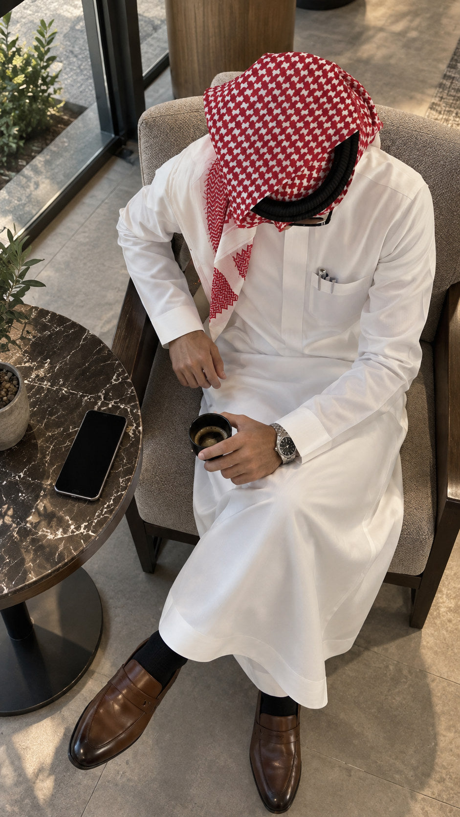 Shemagh saoudien Aseel — Blanc ton sur ton porté — Maison Nejd