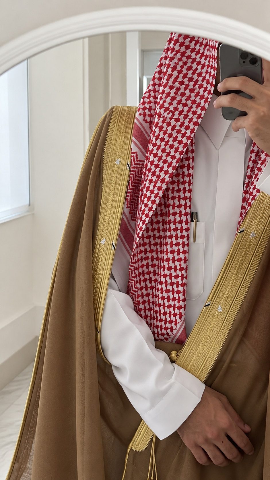Shemagh saoudien Aseel — Blanc ton sur ton porté — Maison Nejd