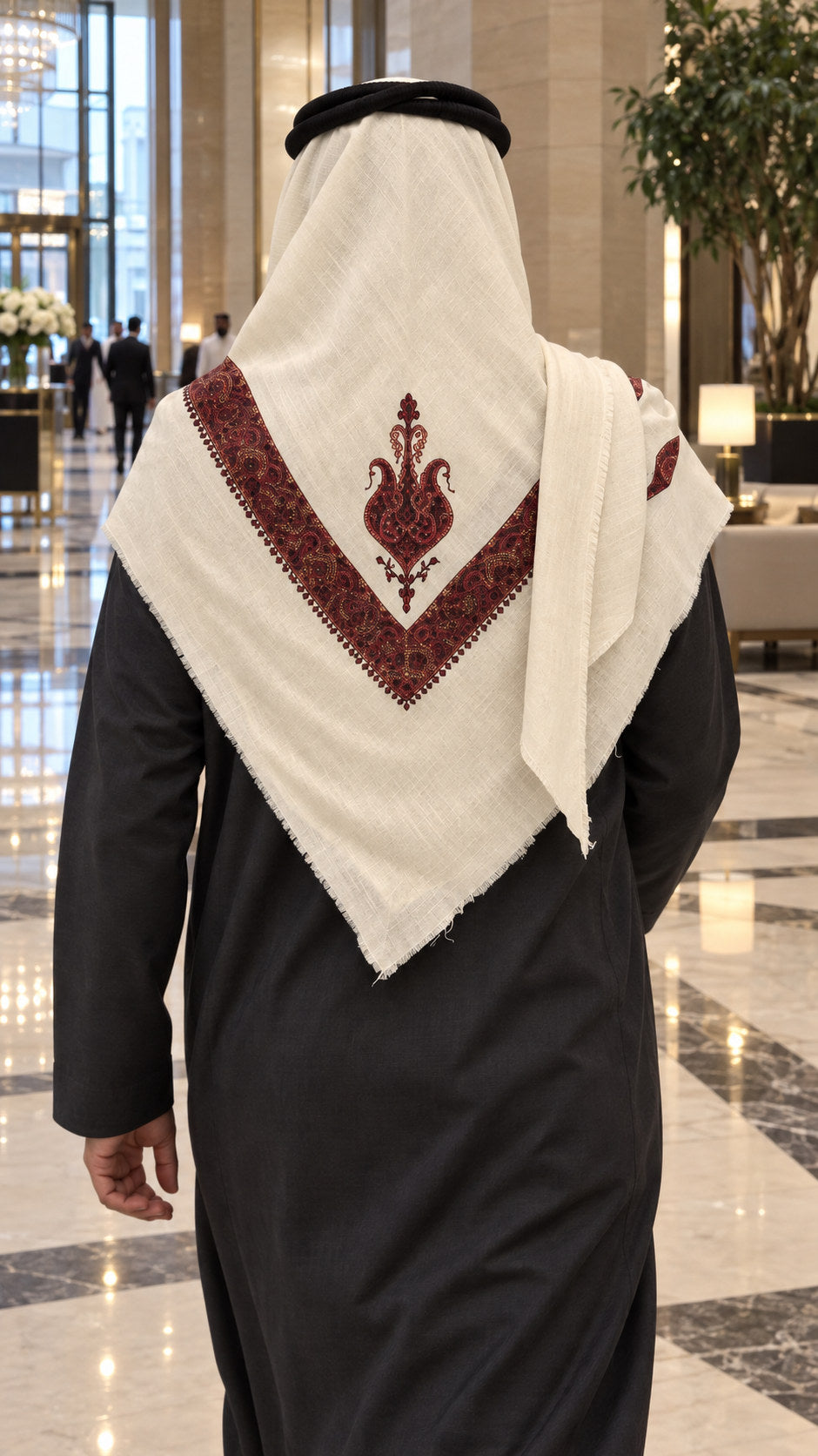 Ghutrah yéménite Al-Haybah — Blanc froid · Motif bleu roi porté — Maison Nejd