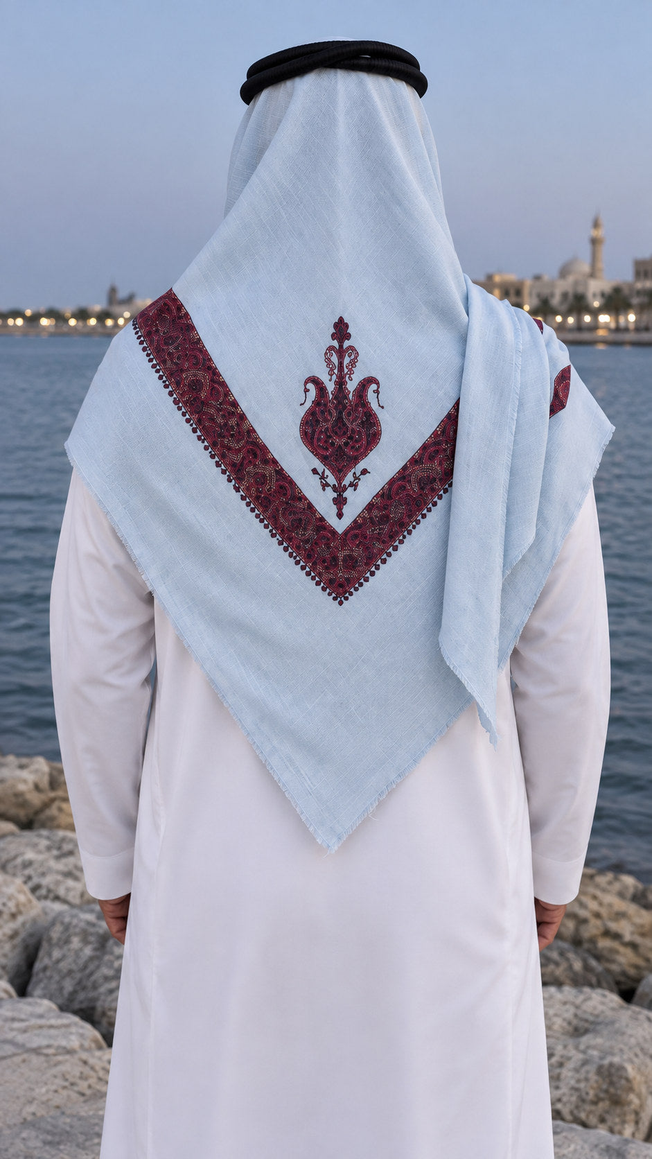Ghutrah yéménite Al-Haybah — Blanc froid · Motif bleu roi porté — Maison Nejd
